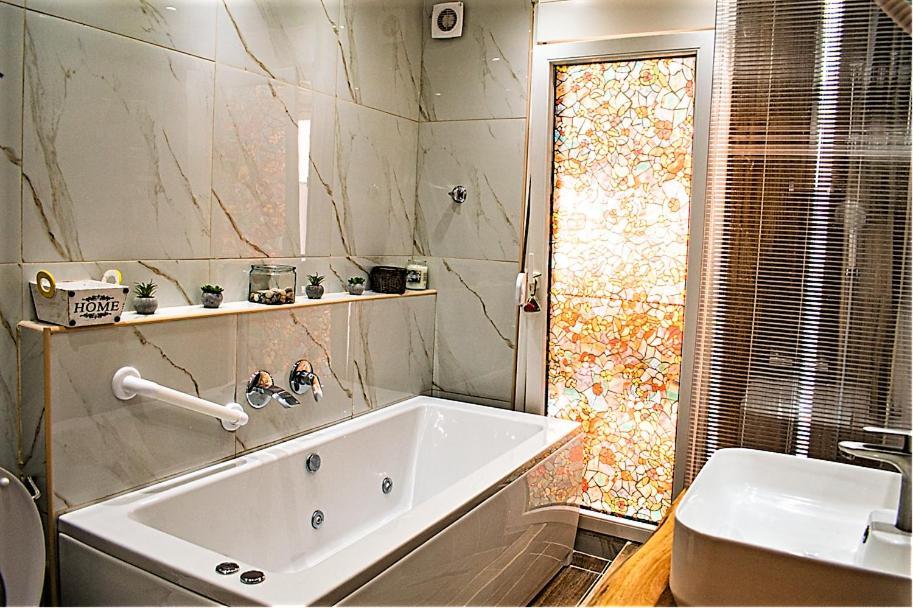 סלוניקי Kassandrou Suite Hot Tub-Jakuzzi - 2 Bedrooms - Big Balcony - Center מראה חיצוני תמונה